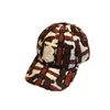 Tasarımcı Lüks Marka Beyzbol Şapkası Şık Bayan Geniş Kenarlı Top Şapka Erkek Eğilim Beyzbol Şapkaları Doruğa Sıcak Casquette Moda Spor Kova Şapka D22112404JX