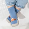 Eerste wandelaars babyschoenen jongen meisje peuter vloer sokken