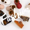 Premiers marcheurs nés bébé chaussures classique en cuir à rayures garçon fille multicolore enfant en bas âge semelle en caoutchouc antidérapant infantile mocassins 221124