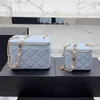 2022 Delicate Lady Mini Zipper Vanity Cases Com Letter co Chain French Women Designer Handbag Couro Genuíno Diamond Pattern Cosmetic Bags Box Sacoche 18cm/12cm