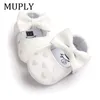 Första Walkers Baby Pu Leather Boy Girl Moccasins Moccs Shoes Bow Fringe Soft Soled Nonslip Footwear Crib 221124