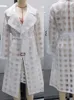Trench coat feminino com perspectiva de malha transparente com cinto 221124
