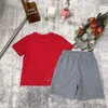 Diseñador de lujo Conjuntos de ropa camiseta para niños rojo negro monograma más corto moda Marca de moda británica verano tesoros para niños y niñas algodón dos piezas jjt