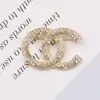 Frauen Marke Brief Broschen Designer vergoldet Inlay Kristall Strass Schmuck Brosche Mode Perle Pin Hochzeit Party Ladys Pullover Zubehör Geschenk