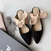 Projektant butów z rzędu skórzane nisko obcasowe Muller Baotou pół kapcie eleganckie łuk spiczasty kota sandały kobiety