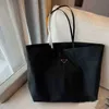 Mulher Bolsa de noite Totes Prabag A bolsa de bolsa Triângulo Nylon Bolsa de grande capacidade Trabalho de compras feminino designer de moda 220908