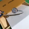 2023Nuovi gioielli di design di lusso placcati in oro 18k - Coppia di braccialetti nuziali in acciaio inossidabile Accessori regalo All'ingrosso476