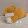 3555 cm Śliczne pluszowe leżące zabawki Fox Piękne nadziewane miękkie lalki dla zwierząt Poduszka Kawaii towarzyszą prezent urodzinowy dla dzieci dziewczyny J220729