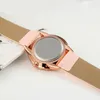 Mode femme Simple montre en cuir décontractée bracelet Quartz montre-bracelet un numéro Grain de bois petit cadran horloge féminine