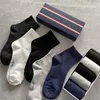 As meias masculinas esportam meias no meio da panela de meias da moda preto de cor branca de cor sólida de cor sólida machos machos e outono atacado