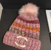 Cappello con pompon Cappello lavorato a maglia da donna Cappelli alla moda morbidi e caldi Cappellino unisex con berretto invernale Cappellino invernale HIP HOP Paraorecchie Proteggi palla in pile Berretti da sci