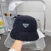 Beanie/Skull Caps Herfst en Winter Vrouwen Designer Beanie Schapen Pluche Warme motorkap Mode Metalen Driehoek Brief mutsen