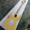 6 snaren gele elektrische gitaar met rode Pearled Pickguard Maple Fretboard SSS pickups aanpasbaar