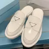 Designer triangel loafers skor kvinnors nya semester avslappnad tjock botten ökar damer arbete och pendlar svarta vita små läderskor 34-41