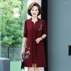 Casual jurken van middelbare leeftijd vrouwelijke jurk tweedelig pak lente herfst high-end elegante dames geborduurde set maat 5xl