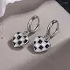 Pendientes de aro de mosaico pequeño para mujer, colgante de corazón de celosía negro/blanco, pequeños Huggies, abalorio femenino, accesorios para pendientes colgantes