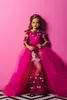 2023 Blumenmädchenkleider in Fuchsia, Prinzessin, lange Ärmel, Spitze, Kristallperlen, Blumen, Gilrs-Festzug-Kleid, Erstkommunionkleid für kleine Kinder, Sweep-Zug, Überröcke