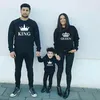 Familienübergreifende Outfits König Königin Prinz Prinzessin Hemd Mutter Vater Tochter Sohn Sweatshirt Set Paar Kleidung Krone Pullover 221124