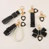 Nyckelringar 2022 Färskt tygkonstband Alloy Nyckelring Rose Flower Pendant Heart Charm Keychain Women Bag bilprydnad Par gåva