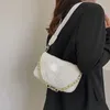 2022 Lyxkedja mjuk läder präglad fast färg högklassig utländsk stil crossbody liten fyrkantig väska flicka