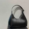 Kvinna kvällspåsar axel prabag designer väskor kvinnor läder handväska underarm elegant triangel crossbody color purses utskrift