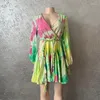 Lässige Kleider zum Verkauf 2022 Damen Tie Dye Lady Midi Sommermode Bunte lange Rüschen Puffärmel Krawattengürtel Loses Kleid