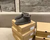 2022 Hot Aus U5854 Classic Short Miniwomen Snow Boots Keep Warm Boot Man Womens Plush Casual Warme Boots Sheepskin Suede Shoes Chestnut Gray Free Ov￤ngen Uggity Uggity