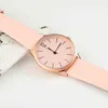 Mode femme Simple montre en cuir décontractée bracelet Quartz montre-bracelet un numéro Grain de bois petit cadran horloge féminine