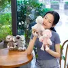 1pc 26cmシミュレーション動物かわいい怠zyなコアラフラミンゴ抱きしめ柔らかいかわいい白い鳥ぬいぐるみ人形枕の子供たちスイッセンギフトJ220729