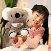 1Pc 202835Cm Belle Koala Hugs Kawaii Simulation Koala Peluche Jouet En Peluche Doux pour ldren Enfants Cadeaux D'anniversaire J220729