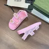 2023 Lente Crystal Beach Catwalk Sandalen Biscuit Dikke Zolen Waterdicht Platform Metalen Riem Gesp Leer Open Teen Comfortabele Medium Hak Sandalen Voor Vrouwen