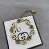 Encanto con embalaje Pulsera G/Pulsera antigua Collar de margaritas pequeñas vintage Conjunto de crisantemo con letra doble G para mujer es popular