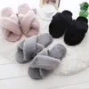 Slippers تصميم النساء شتاء البيت فروي الصليب الفراء رقيق الشرائح شقة أحذية داخلية الأرضيات السيدات يتخبط