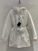 Damesjacks Designer Autumn Winter 22nd P Familiebrief Logo Belt Hooded Middle Long White Goose Down Jacket 0vic