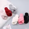 Slippers تصميم النساء شتاء البيت فروي الصليب الفراء رقيق الشرائح شقة أحذية داخلية الأرضيات السيدات يتخبط