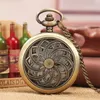 Pocket Watches Bronze Hollow Flower Quartz Halsband Titta på män Kvinnor Vintage Pendant Clock Arabisk siffra Vit Dial Chain Timepiece Gift