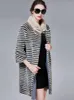 女性の毛皮fmfssom冬の女性フェイクミンクアウトウェアファッションミッドレングブラックホワイトストライプルーズターンダウン襟長袖コート