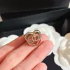 Amore Incavato a forma di cuore Anello Donne Classico Lusso Gioielli di design Per donna Ottone Acciaio al titanio Lega Placcato in oro Non sbiadito Senza allergie Gioielli di alta qualità