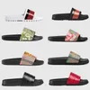 2022 Дизайнер платформы резиновые слайды сандаловые цветочные парчовые модные модные зубчатые зубчатые дни.
