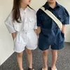 衣料品セット夏の男の子と女の子のファッションモデルハンサムダブルポケットラペルシャツショーツスーツ