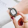腕時計のクラシックシルバー女性ファッションウォッチミニマリストスクエアレディースシンプルなステンレス鋼メッシュストラップ女性クォーツ時計