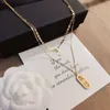 Collier de bijoux de style haut de gamme Collier de luxe pour femme Collier exquis plaqué or 18 carats à longue chaîne Classique Accessoires de marque populaire Cadeau exclusif pour femme X301