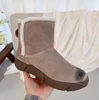 2022 heiße Aus -Stiefel mit mittleren Barrel -Stiefeln Designer klassische Mini -Frauen Tazz -Knöchel Schneestiefel Warm Stiefel Plüsch Casual Stiefel Schaffell Wildleder Schuhe Rentier Brown