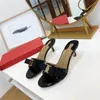 Designer kvinnors tofflor sommar nytt läder mode mid-heel bow sandal stiletto party skor avslappnad komfort en linje mjukt drag patent läder flip-flop låda