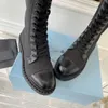 Botas de combate altas Torrpor de cuero Negro Nylon Nylon Rounded Toe Triangle Placa Diseñador de lujo de lujo Kneehigh LaceUp Vamp 1181883