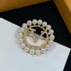 Brooches Ladies Designer Brand Letter Luxury Brooch 18K Gold Plated Inlaid Rhinestone Pearl Big Hoop Jewelry Wedding Party Gift Bridal High Quality Jewelry