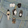 Broches Loner Club Émail Pin Personnalisé Matryoshka Crâne Étreignant Broche Denim Sacs À Dos Badges À La Mode Punk Bijoux Cadeaux Pour Les Amis