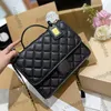 CC Brand Luxury ombro 22k feminino tofu vintage mensageiro caviar couro calfskin bolsa top hanketes de metal dourado metal matelasse