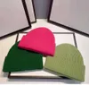 10pcs bahar kadın mektup örgü şapka adam sonbahar kış çift örgü şapka hem gilrs moda beanies kafataları chapeu kapaklar pamuk gorros yün sıcak öğrenci çift şapka