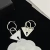 Womens Designer Hoop Earring Fashion Silver Earrings Womans Luxurys Lock Triangle örhängen Smyckesdesigners P Earring Stud 2211283d